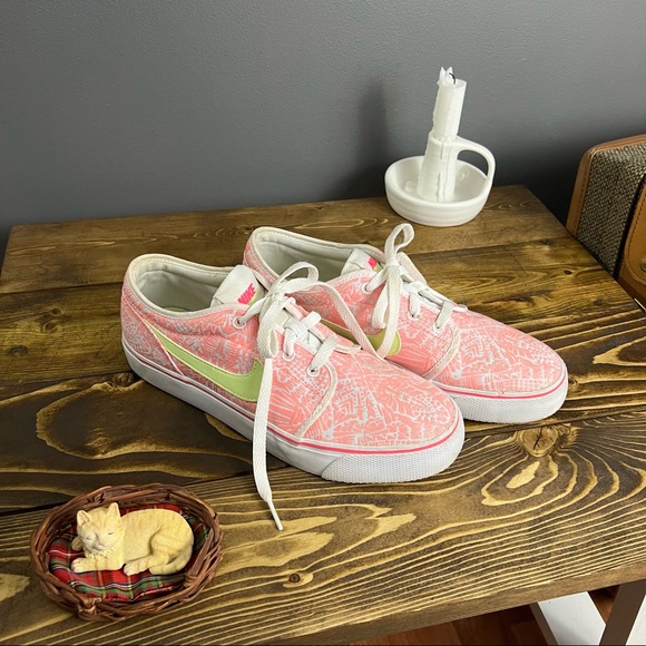 Nike toki low canvas pink skate style shoe with lime green logo